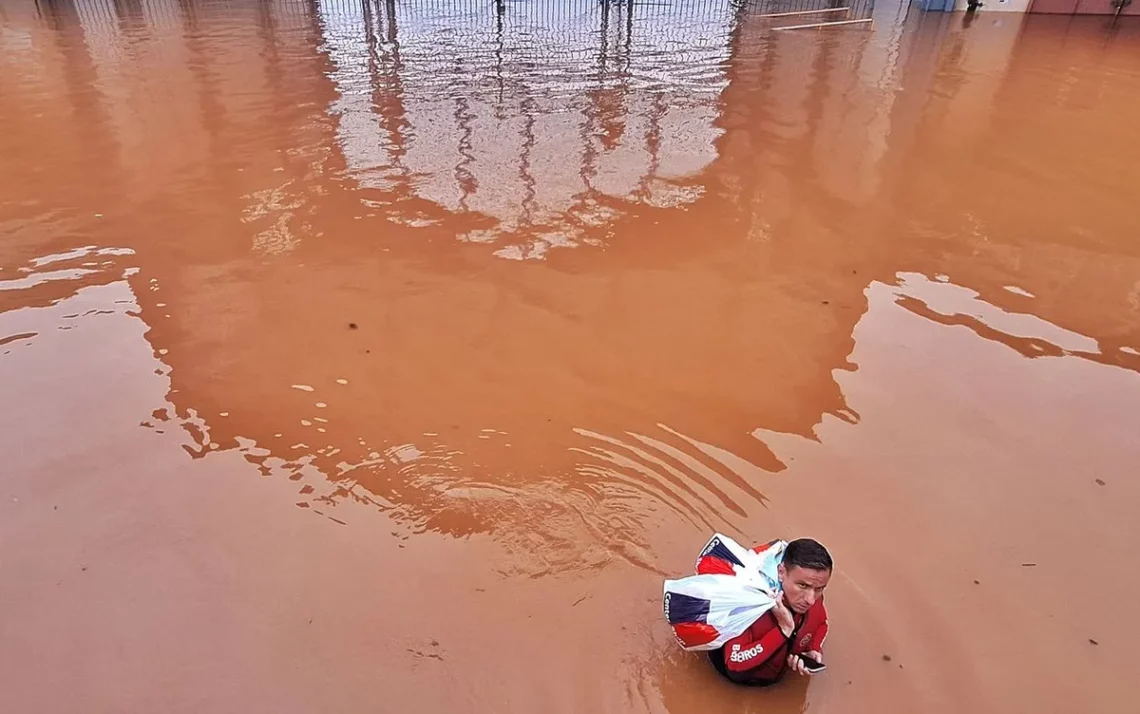 desevacuação, desalojamento, saída forçada;