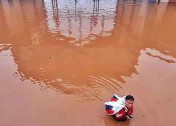 desevacuação, desalojamento, saída forçada;