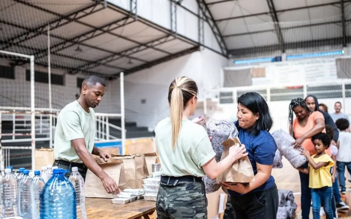 auxílio, suporte, colaboração;