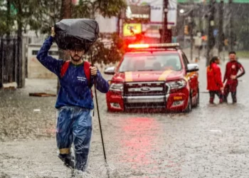 tempestades, precipitações, aguaceiros;