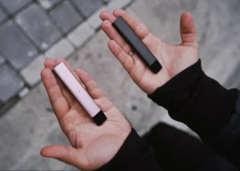 dispositivos eletrônicos para fumar, vapes, e-cigarros;