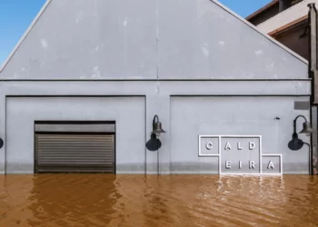 estrago, desastre, prejuízo;