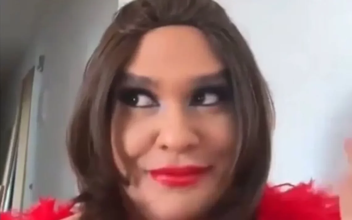 Filho de brasileiros, ex-deputado foi expulso do Congresso norte-americano em 2023. Agora, ele volta a a se vertir como a drag queen que interpretava antes da vida política. - Todos os direitos: © G1 - Globo Mundo