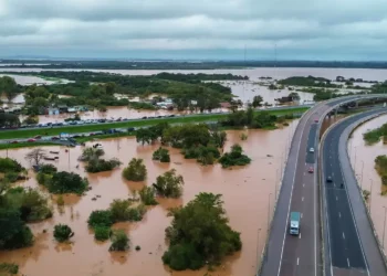 intensas chuvas, tempestade, inundações;