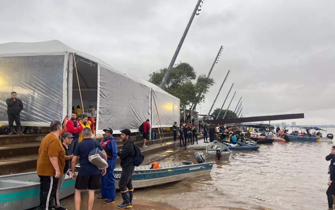 tempestades, precipitações, aguaceiros;