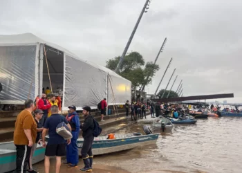 tempestades, precipitações, aguaceiros;