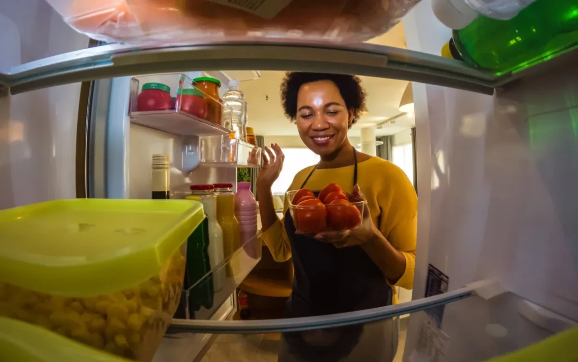 alimentação, mantimentos, provisões;