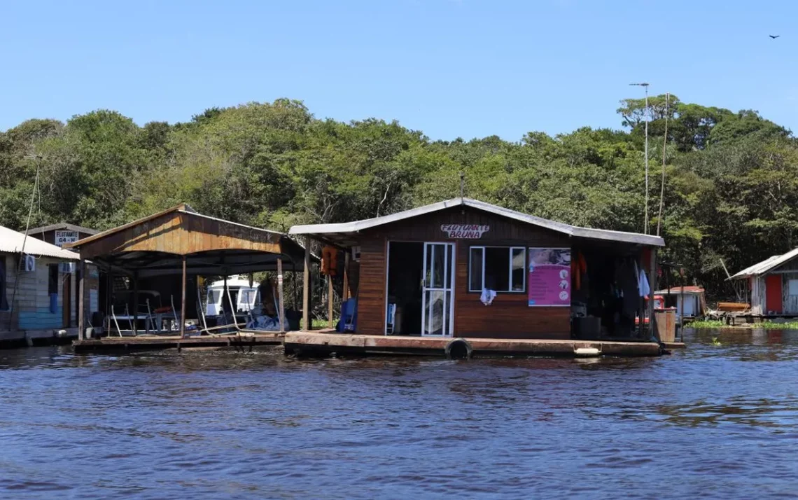 embarcações, estruturas flutuantes, plataformas flutuantes;