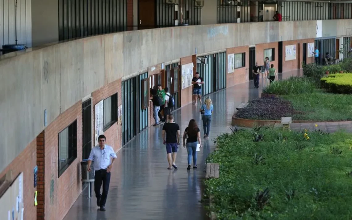 apoio, aos estudantes, auxílio, aos estudantes, suporte, aos estudantes;