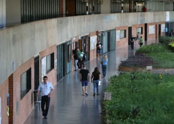 apoio, aos estudantes, auxílio, aos estudantes, suporte, aos estudantes;