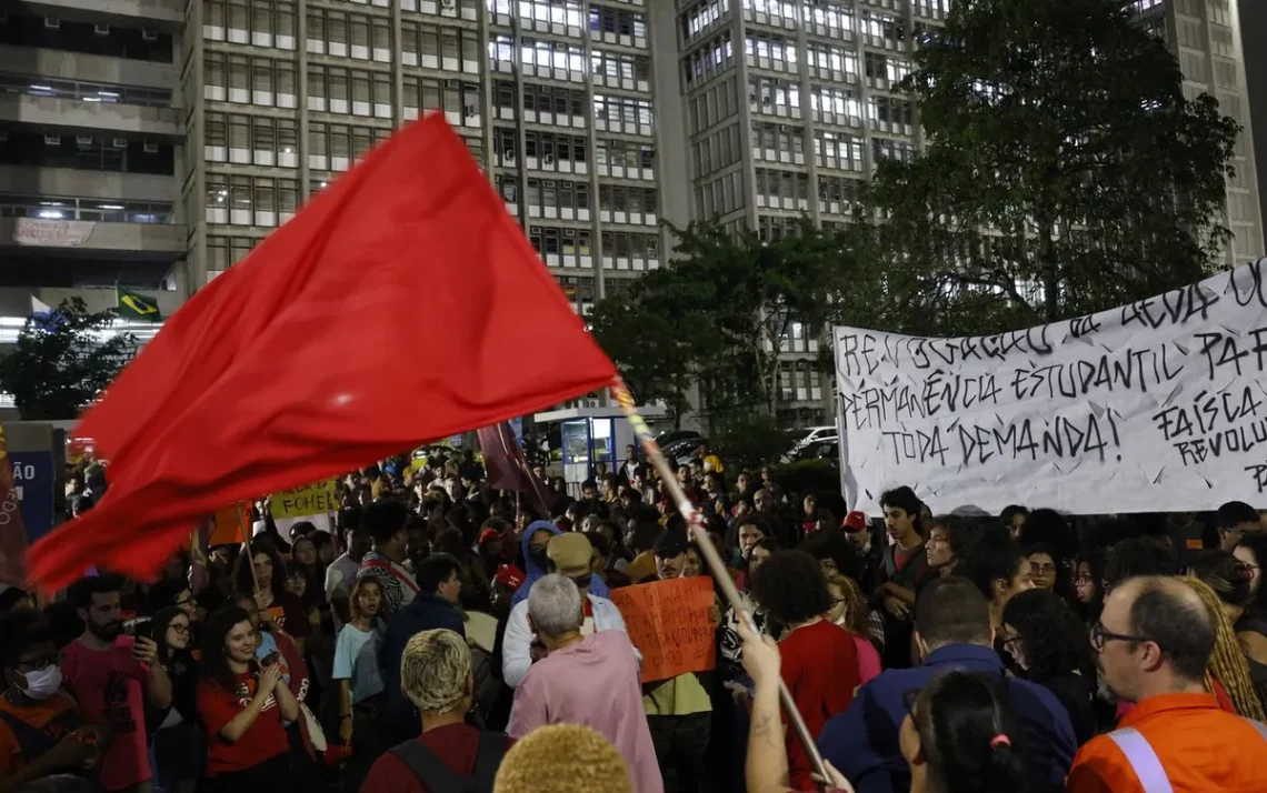 Alunos, Universitários, Manifestantes;